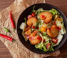 Салат Цезарь с креветками темпура