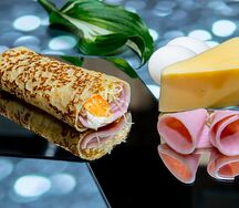 Блин с яйцом, сыром и ветчиной