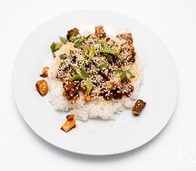 Горячие Блюда Лосось с рисом и соусом унаги