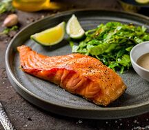 Стейк из лосося с салатным миксом