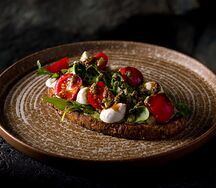 Брускетта с моцареллой и соусом Песто