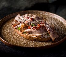 Брускетта с ростбифом и вялеными томатами