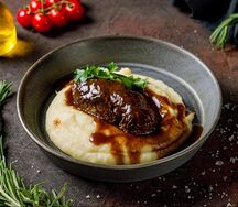 Томленые щечки с пюре