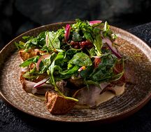 Салат с ростбифом и авторским соусом