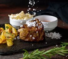 Свиная корейка на кости с запеченным картофелем