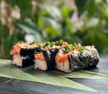 Хенд-ролл с лососем