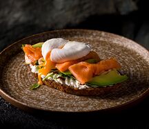 Брускетта с лососем и яйцом Пашот