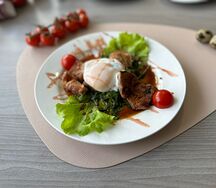 Теплый салат с говядиной