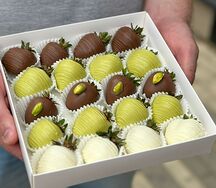 20 клубник в шоколаде №4 (фисташковый шоколад)