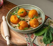 Шарики из эларджи с соусом баже