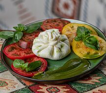 Салат с грузинской бурратой и томатами