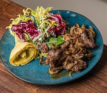 Теплый салат с куриной печенью 