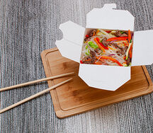 Вок с овощами и лапшой фунчоза в кисло-сладком соусе