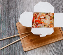 Вок с креветками и лапшой фунчоза в остром соусе