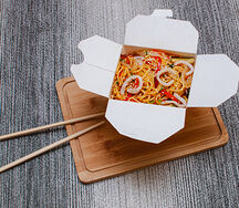 Вок с кальмаром и яичной лапшой в кисло-сладком соусе