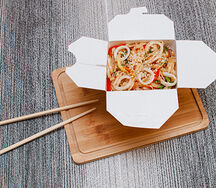 Вок с кальмаром и пшеничной лапшой в кисло-сладком соусе