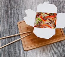 Вок с говядиной и лапшой фунчоза в кисло-сладком соусе