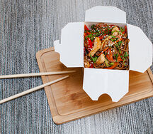 Вок с курицей и гречневой лапшой в остром соусе