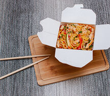 Вок с курицей и яичной лапшой в кисло-сладком соусе