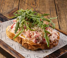 Брускетта с камчатским крабом