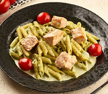 Паста в сливочном соусе со шпинатом и красной рыбкой