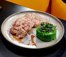 Бедро индейки тандури с зеленым рисом