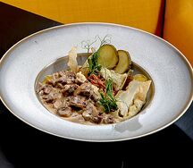 Бефстроганов из говядины с грибами и картофельным пюре с трюфельной пастой