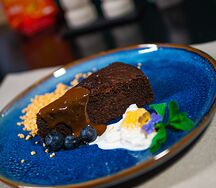 Маковый пирог с соленой карамелью и сыром страчателла