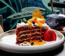 Торт морковный с хурмой и цитрусовым соусом
