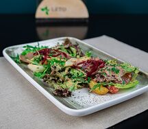 Салат с телячьим языком под соусом унаги