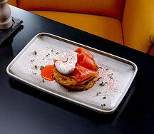 Драники картофельные с яйцом пашот и лососем