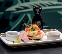 Креветки темпура на рисовой подушке с пикантными соусами