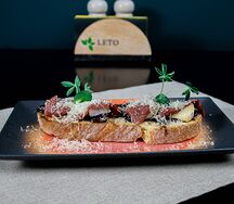 Брускетта с луковым мармеладом, копченой уткой и сыром бри