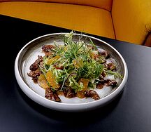 Тёплый салат с томленой куриной печенью