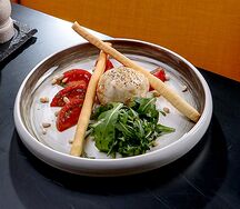 Буррата с помидорами