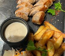 Колбаски куриные с квашеной капустой и картофельными дольками