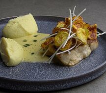 Судак с цветной капустой, картофельными чипсами и луком-пореем