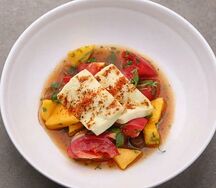 Халуми с манго, томатами и оливками