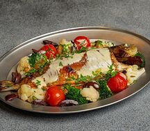 Радужная форель с томатами и оливками