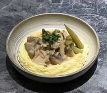 Строганов из говяжьей печени с картофельным пюре