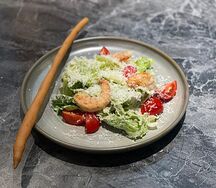 Цезарь с креветками гриль и гриссини