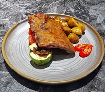 Свиные ребра с картофелем и овощами