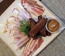Нарезка из сала с гренками