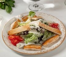 Салат цезарь с цыпленком