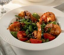 Салат с авокадо, креветками и рукколой