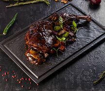 Томленая баранья лопатка с овощами
