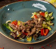 Салат с обжаренной говяжьей вырезкой и свежими овощами