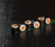 Роллы с лососем