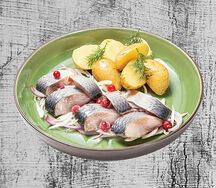 Сельдь с обжаренным картофелем, луком и морозной клюквы