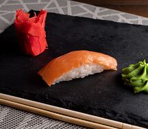 Суши с лососем